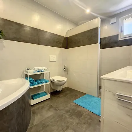 Moderne Avec Terrasse Et Piscine A Chatel Sur アパート ベー