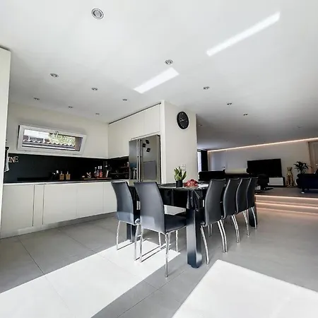 Moderne Avec Terrasse Et Piscine A Chatel Sur شقة بيش