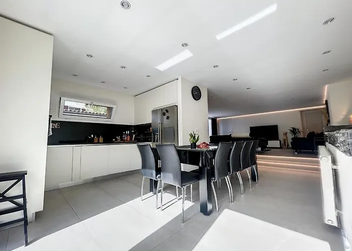 Moderne Avec Terrasse Et Piscine A Chatel Sur شقة بيش