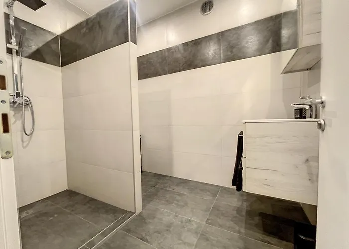 شقة Moderne Avec Terrasse Et Piscine A Chatel Sur بيش